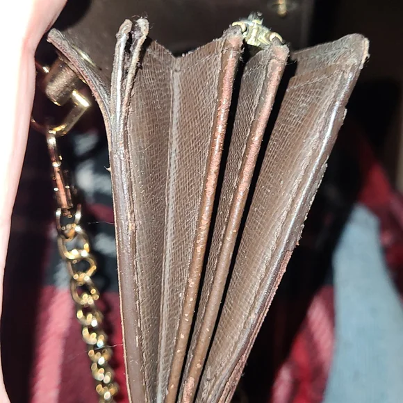 Emt$250Louis Vuitton Damier Ebene Sarah wallet, with D hooks attached - Picture 8 of 12